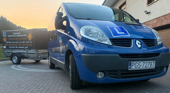 Pojazd do nauki jazdy Renault Trafic wraz z przyczepą